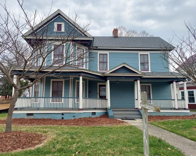 Photo - 304 Oakwood St