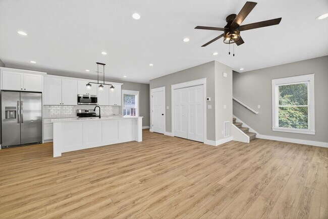 Photo - 1120 N College Ave