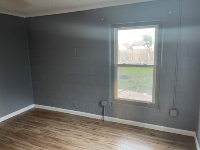 Photo - 3217 James Ave