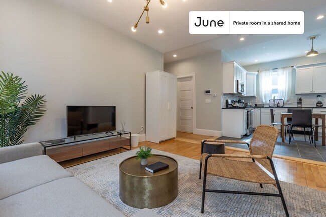 Room in Shared 4 bed/2 bath home in Savin Hill