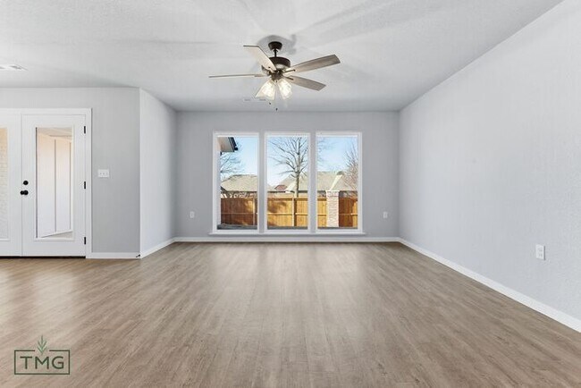 Fully Updated 2 Bed / 2 Bath Duplex – Prime Broken Arrow Location!