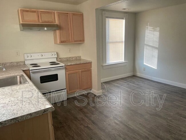 Photo - 511 W 12th St