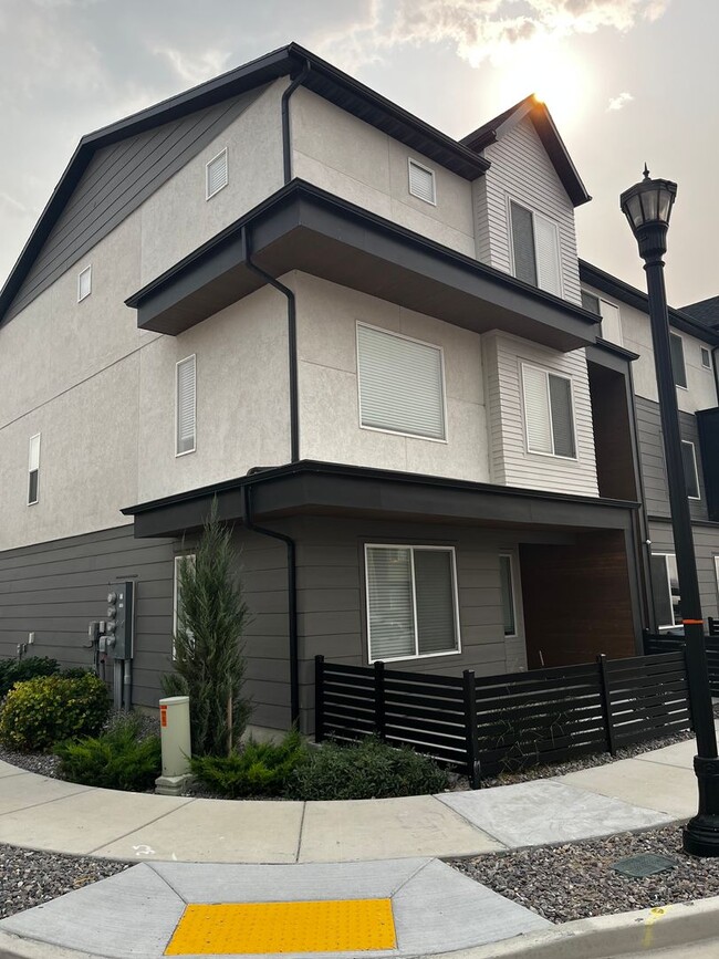 Building Photo - Beautiful Row End Townhouse