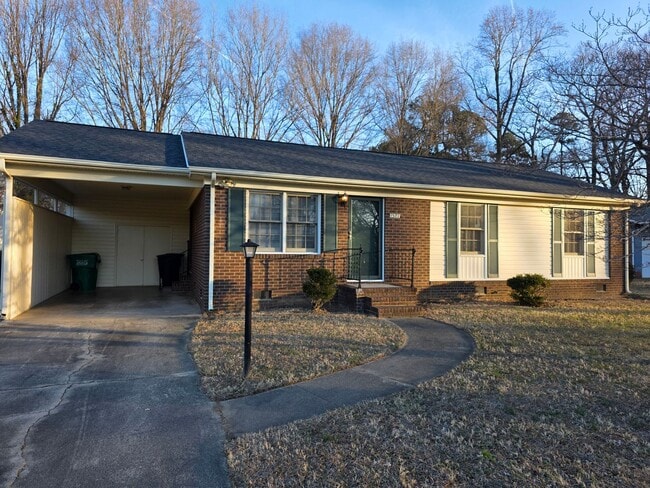 Building Photo - 3 BR with Den & Carport!