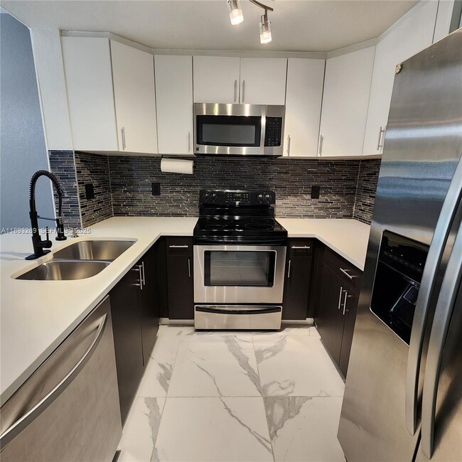 Building Photo - 2941 Riverside Dr Unit 102