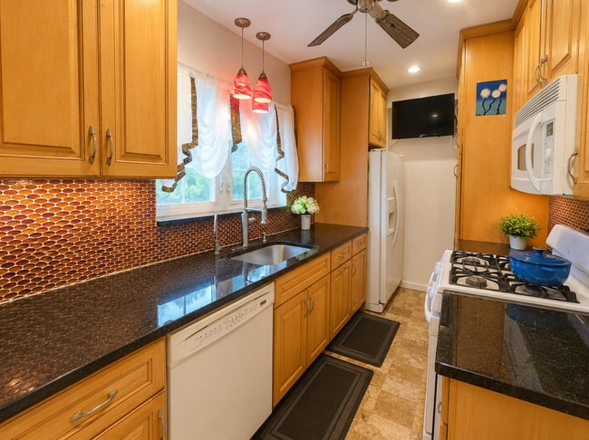 Photo - 5308 Pooks Hill Rd