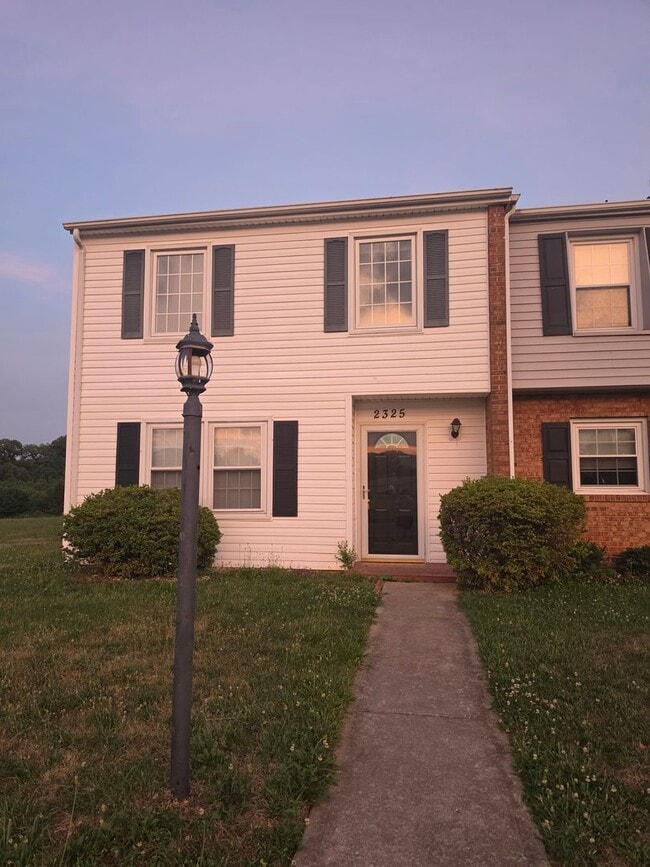 Building Photo - 3 bedroom 2.5 bath townhouse