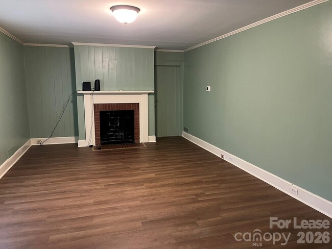 Photo - 1049 E Main St