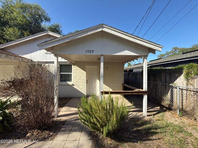 Building Photo - 1709 Dot St