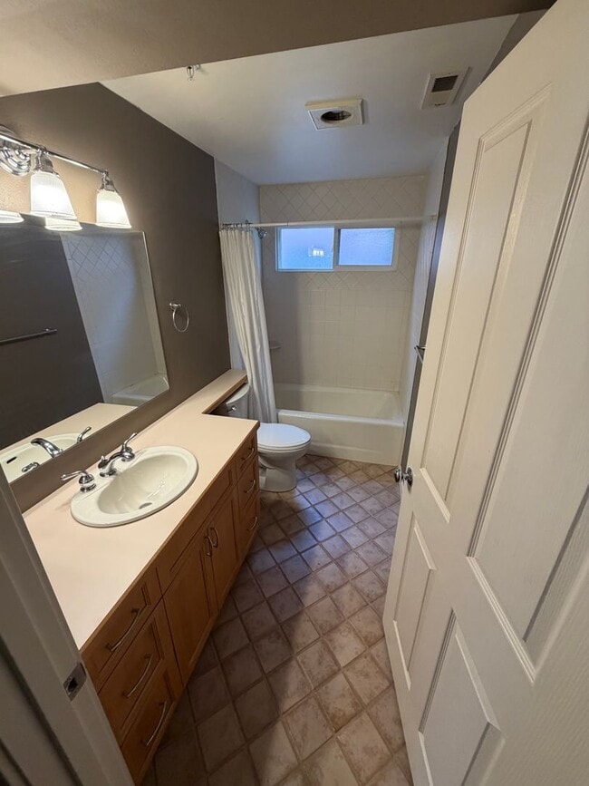 Photo - Tastefully Updated 2bd 2bath Queen Anne Condo for Rent! Unit 502
