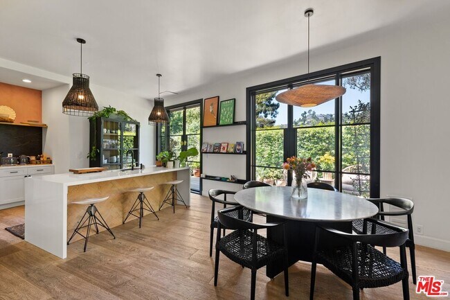 Photo - 2065 Watsonia Terrace