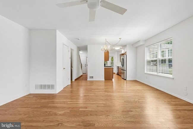 Photo - 266 Leedom Way