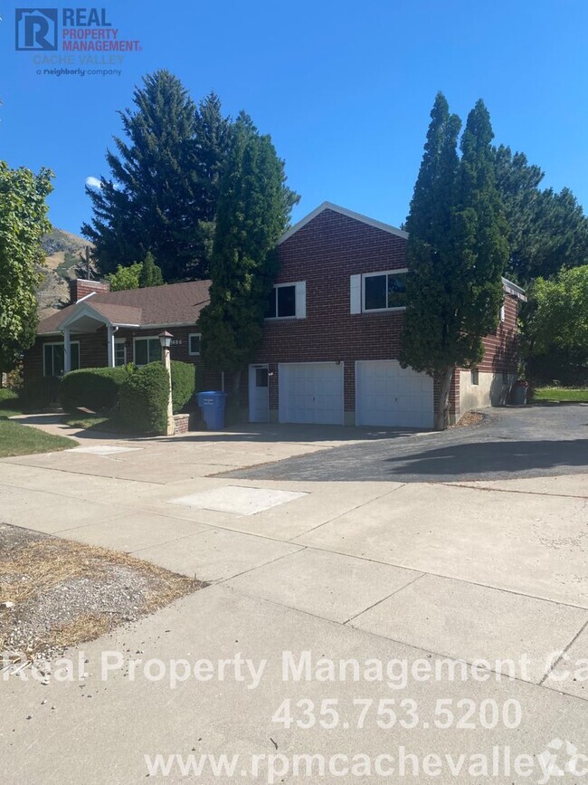 Building Photo - Great 5 bedrooms and 3 baths home Close to...