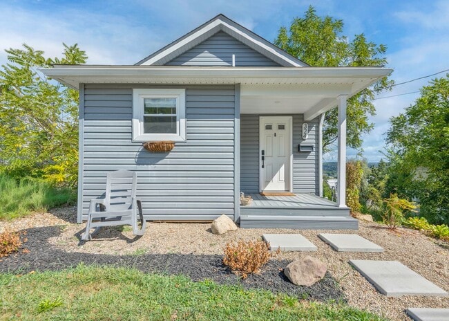 Building Photo - Sweet and Updated Bungalow in Ellwood City... Rental