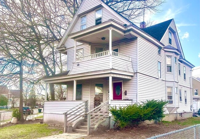 Building Photo - 735 Belmont Ave Unit 1