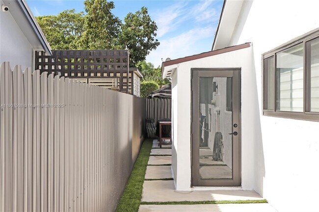 Photo - 11020 SW 140th Ave Unidad Room