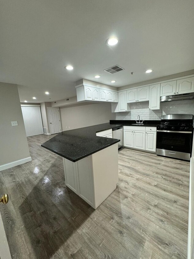 Very spacious and newly renovated 2BR in B... - Very spacious and newly renovated 2BR in B...