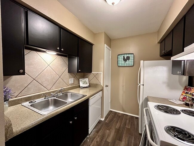 1BR, 1BA - 675 SF Kitchen with Pantry - Royal Oaks Apartments