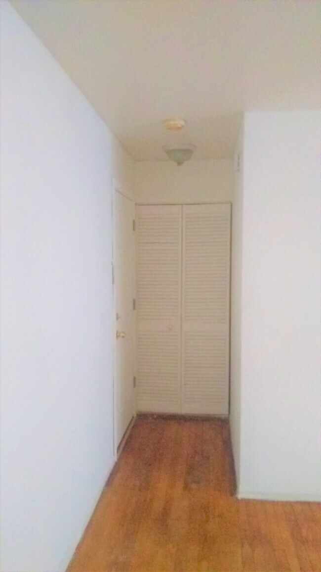 Entrada del apartamento con pequeño armario para abrigos y zapatos. - 5950 N Kenmore Ave Unidad 309