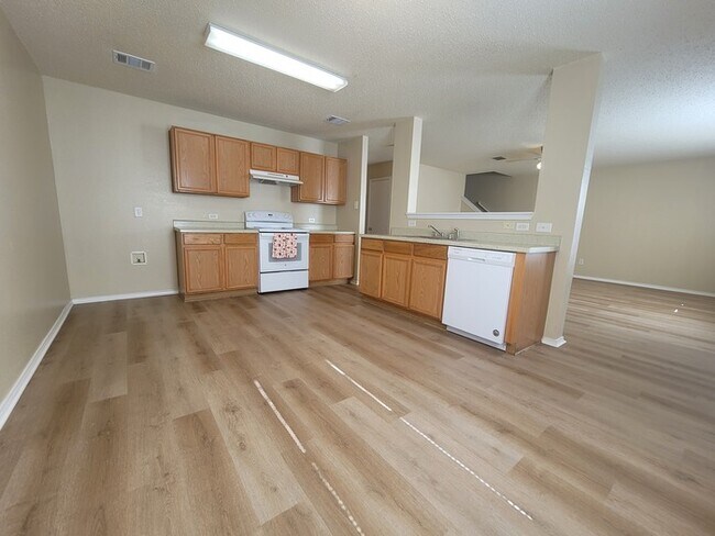 Photo - Very Spacious 4/2.5 in Parkview Hills & Ea...