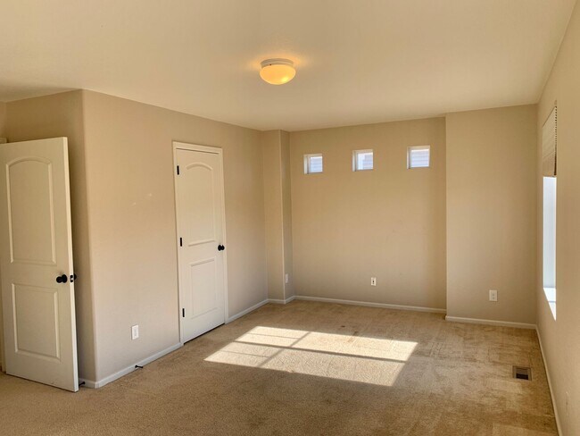 Photo - Gorgeous 2 Bedroom + Den, 2 Bathroom Home in Thompson River Ranch!