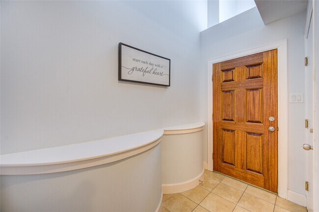 Photo - 650 Westcross St