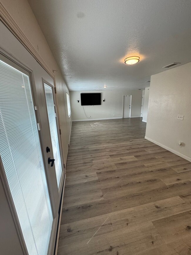 Photo - 2 bed/ 1 bath home / large yard / central located / Available Now!!