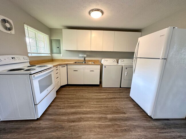 Photo - 400 Henrich Dr