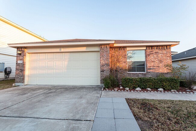 Building Photo - Inviting 4/BR 2/BA Home with Spacious Back...