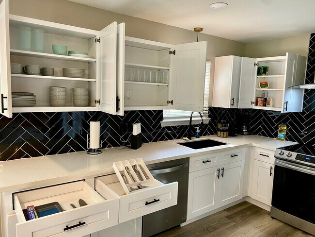 Photo - 6023 Claridge Dr