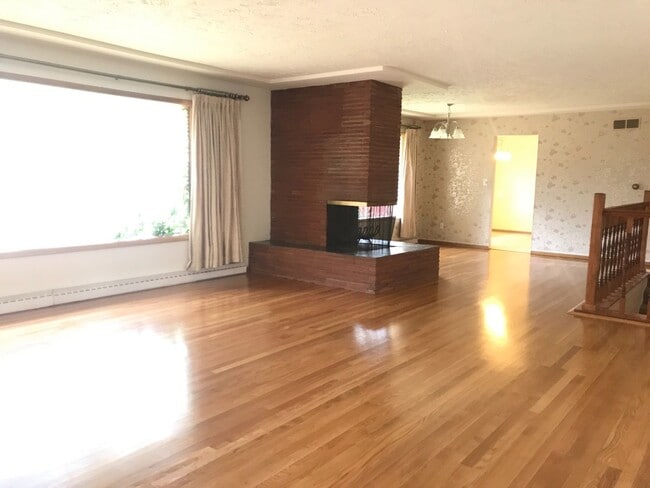 Building Photo - South Hill Charm