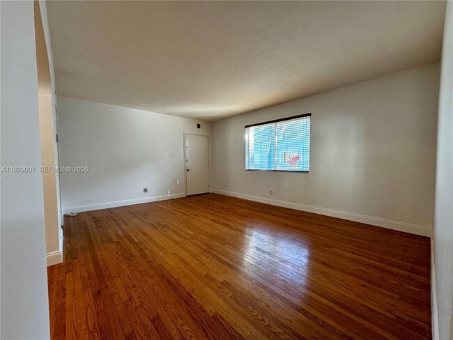 Building Photo - 530 SW 10th St Unit 1B