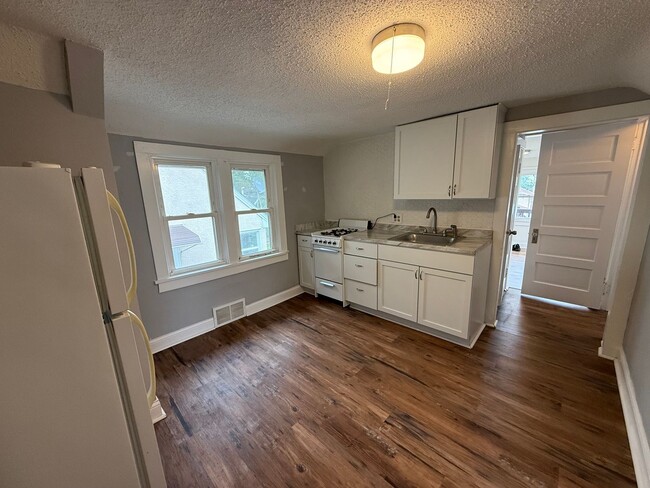 Photo - 1024 Livingston Ave Unit 2