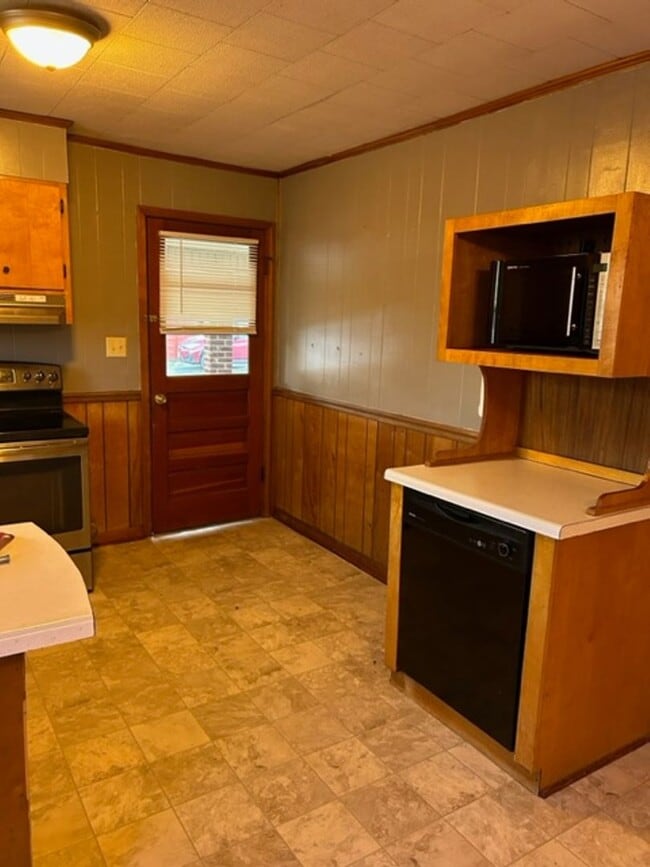 Photo - 121 River Rd