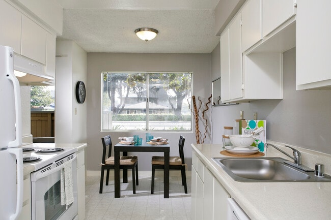 Kitchen - eaves Union City Apartments