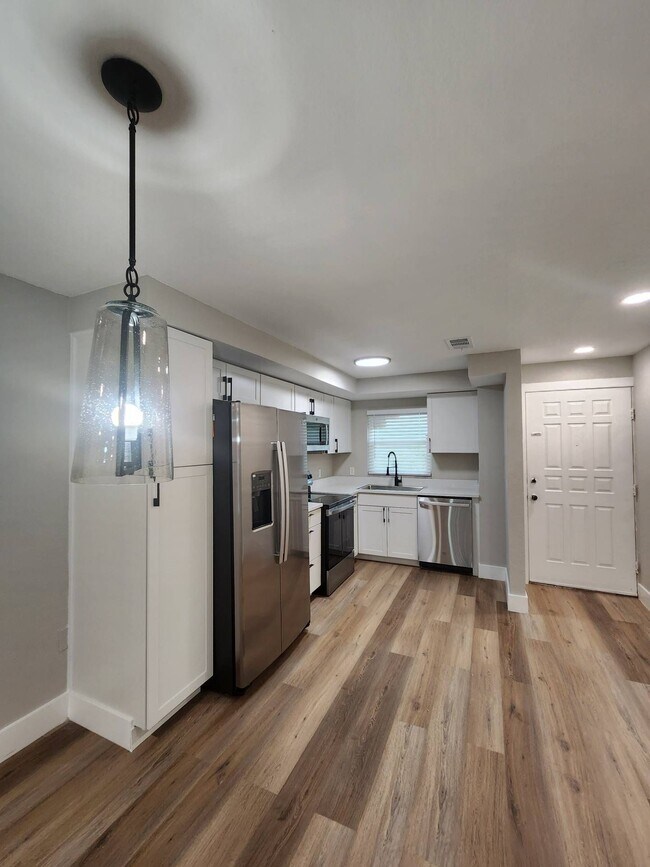 Photo - Beautiful Newly Renovated unit with 2 bedr... Unit #4