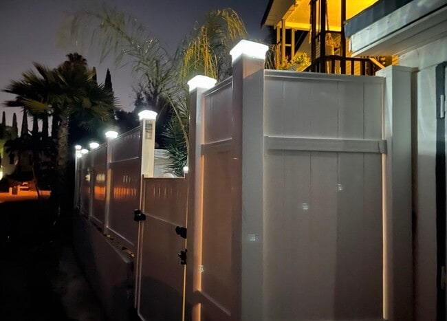 Photo - 1058 W 6th St