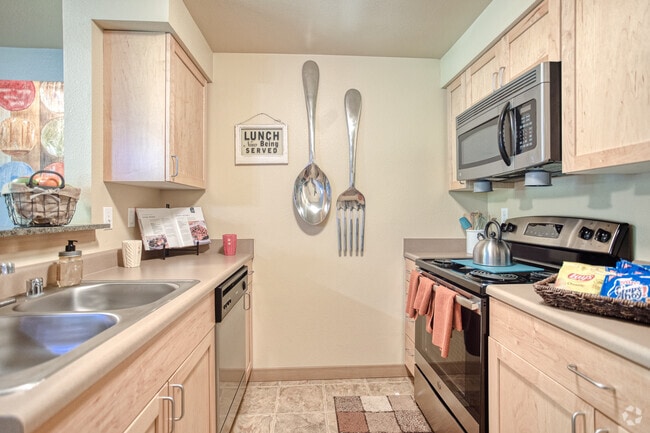 2BR, 2BA - 980 SF