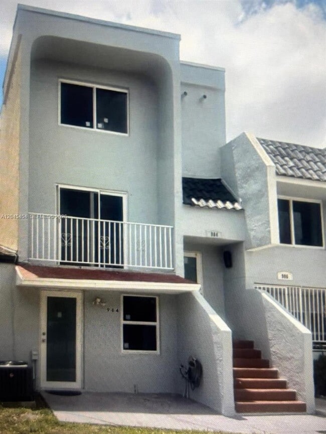 Building Photo - 984 W 40th St Unit 2