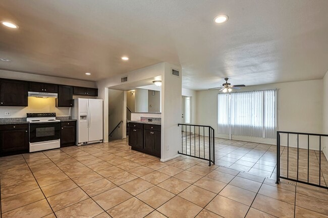 Photo - 1025 E Manhatton Dr