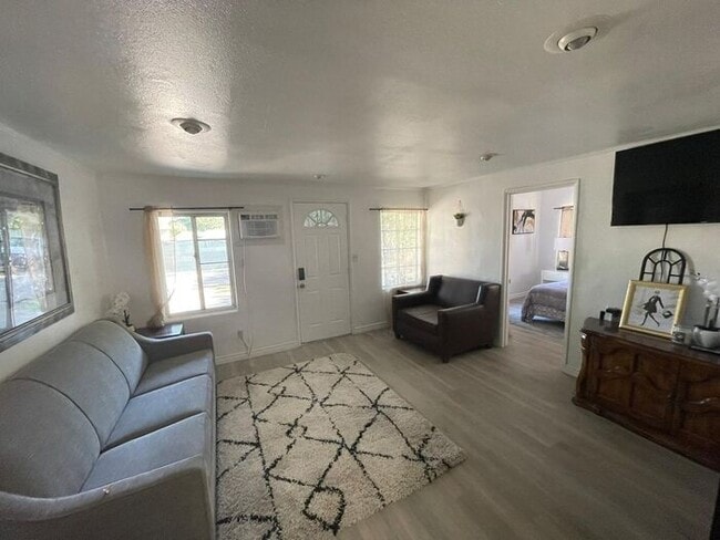 Photo - Fully Furnished House for Rent at 10953 Campbell Ave Riverside