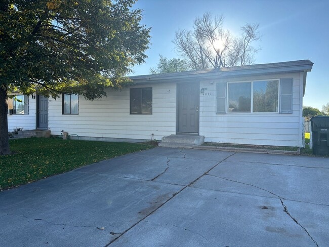 Building Photo - 4035-4037 Amber Ln Unit 4037 Amber Rental