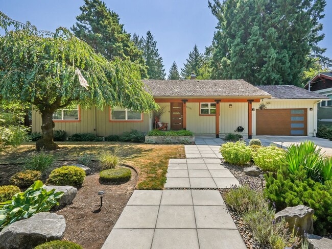 Building Photo - Gorgeous Renovated SW Maplewood Neighborhood Home ~ Finished basement, Entertainers Backyard, nex...