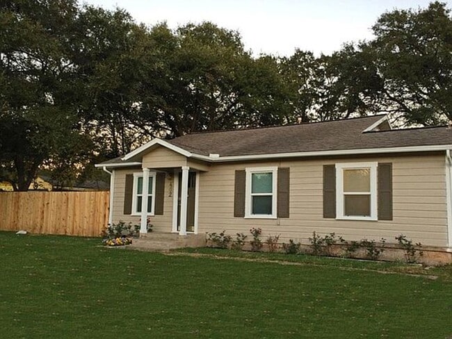 Building Photo - AUG 2026 MOVE IN! UPDATED 2/2 HOUSE IN BRYAN