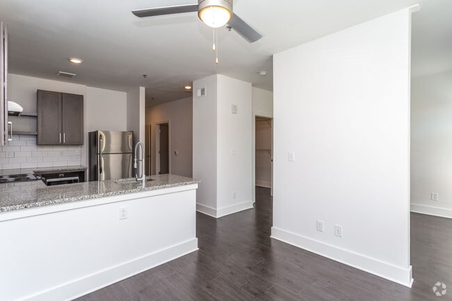 1BR, 1BA - 596 SF