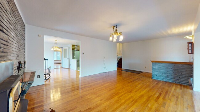 Photo - 3 Bedroom Split Level in Woodbridge