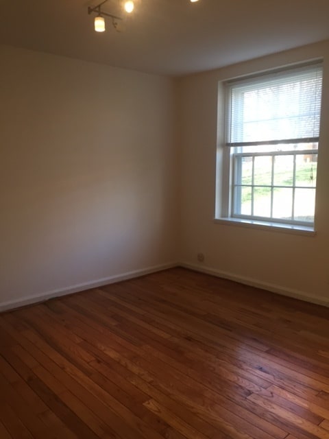 Photo - 1 Bedroom 1 Bath in McLean Gardens Just Off Wisc. Ave.!