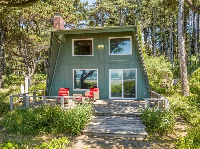 Beautiful Ocean Front Home in Seal Rock! - Beautiful Ocean Front Home in Seal Rock!