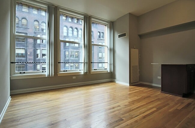 Photo - 349 S Dearborn St