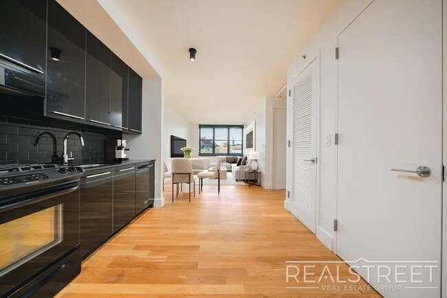 Photo - Stunning, Elegant, 2 Bedroom Right off Lorimer L train, Amazing Roof deck, Gym, Great Location! Unidad 508